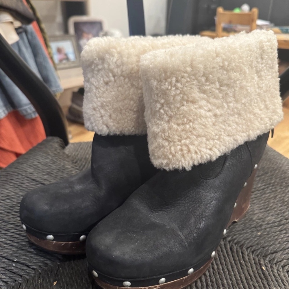 UGG Women’s Size 10 Carnegie Leather Shearling Fur Lined Boots Platform